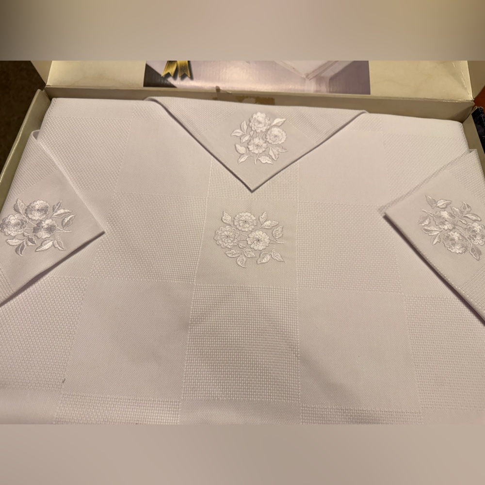 Vintage table cloth and napkin set 59 X 98 New In Box - Picture 2 of 5